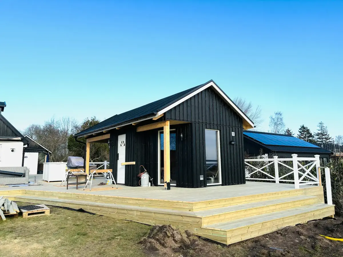 Attefallshus med bastu och trall, byggt av Vemabygg